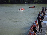 menschen am steg an der donau